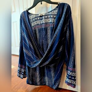 Chic Blue and White Patterned Blouse